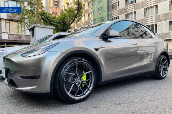 定製一雙MMX20寸跑鞋，特斯拉model y變帥了