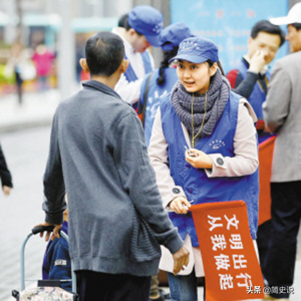 歌手叢飛夫婦相繼離世，兩個幼女成遺孤，15年後兩個女兒考入名校