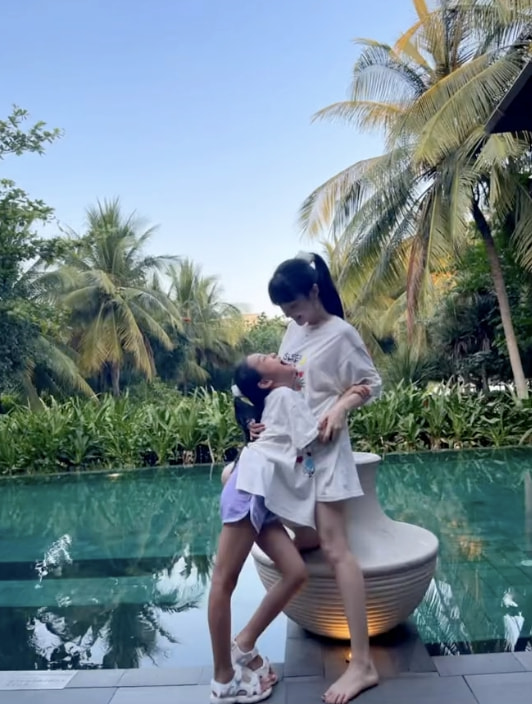 李小璐與女兒跳舞拜年，母女同款雙馬尾像姐妹花，甜馨越長越漂亮