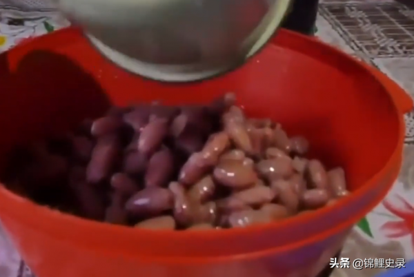 真實故事:非洲14歲窮苦男孩,8年前被父母拋棄,做苦工撫養2個弟弟