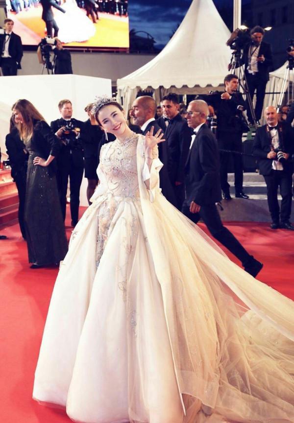 呂佳容自稱花十萬走紅毯，但美成焦點，這錢花得值