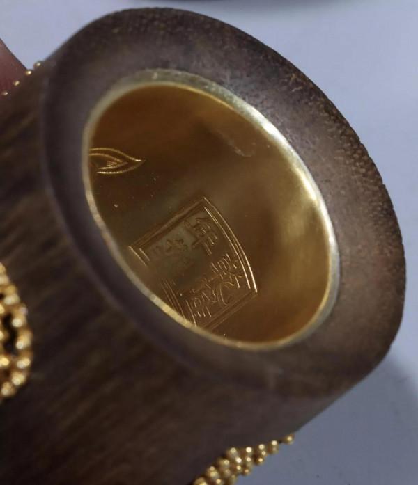 珍藏級：奇楠沉香“乾隆年制款”壽字紋扳指規格：高3寬3.6