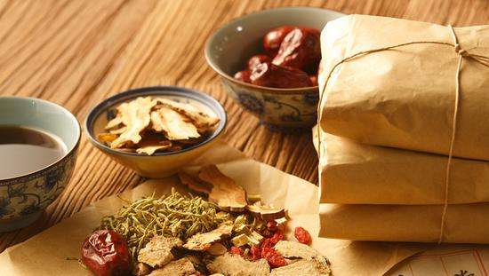 更年期女性經常頭痛難忍，更年期該如何解決？看看中醫的方法