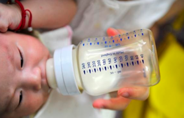 7-24個月的寶寶如何餵養?每天吃幾次奶幾次飯?安排指南可收藏 7-24個月的寶寶如何餵養?每天吃幾次奶幾次飯?安排指南可收藏