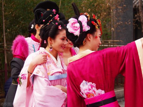 王熙鳳認林紅玉做乾女兒一場戲，嘲諷了多少人