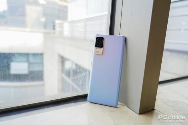 想要輕薄和大電池？這三款手機值得考慮