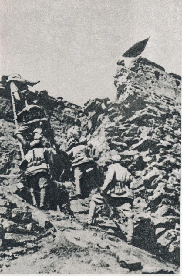 許世友被難住14天沒打下縣城，小班長一根竹竿一個滑輪，一天拿下