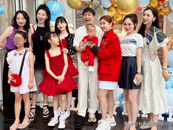 李小璐10歲女兒近照曝光，漂亮又可愛，身高已超媽媽肩膀