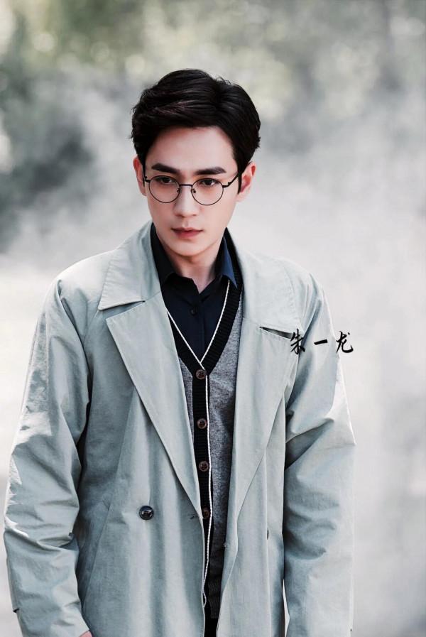 古裝可以封神，現代裝同樣帥氣的男星，除了陳曉還有誰？