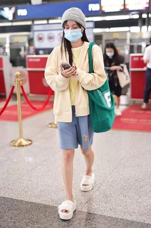張嘉倪為了時髦很“用力”，短褲配毛線帽和毛毛拖，不知過冬過夏