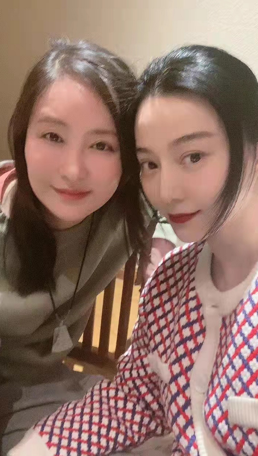 這才是正式復出!范冰冰和導演高調聚會,穿針織衫私下造型好乖巧 這才是正式復出!范冰冰和導演高調聚會,穿針織衫私下造型好乖巧