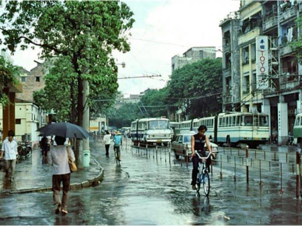 省委書記陶鑄到百貨商店巡查，遭售貨員看不起，他說：你被開除了