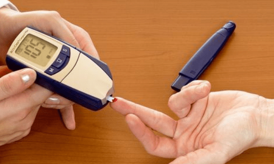 一餓就心慌冒冷汗，除了低血糖，還可能是這四種病