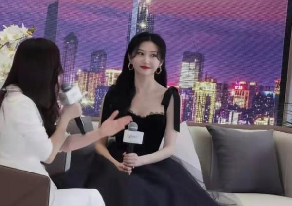 33歲景甜穿黑裙現身活動，生圖被贊人間富貴花，“嬰兒肌”搶鏡