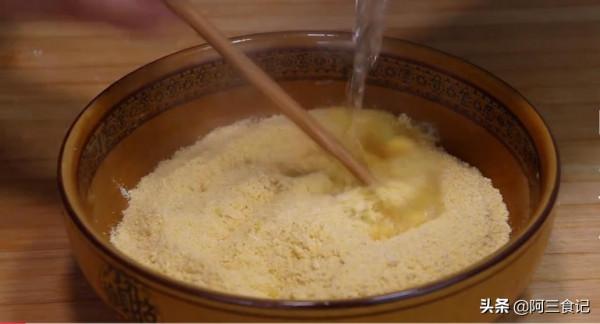 玉米麵里加1袋酸奶,開水一燙,這樣做百吃不厭,真是太香了 玉米麵里加1袋酸奶,開水一燙,這樣做百吃不厭,真是太香了