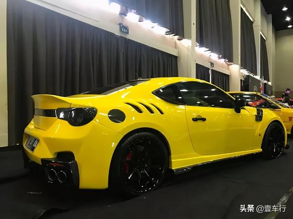 30萬的豐田86很難撩妹了，改成800萬的法拉利才是美女收割機