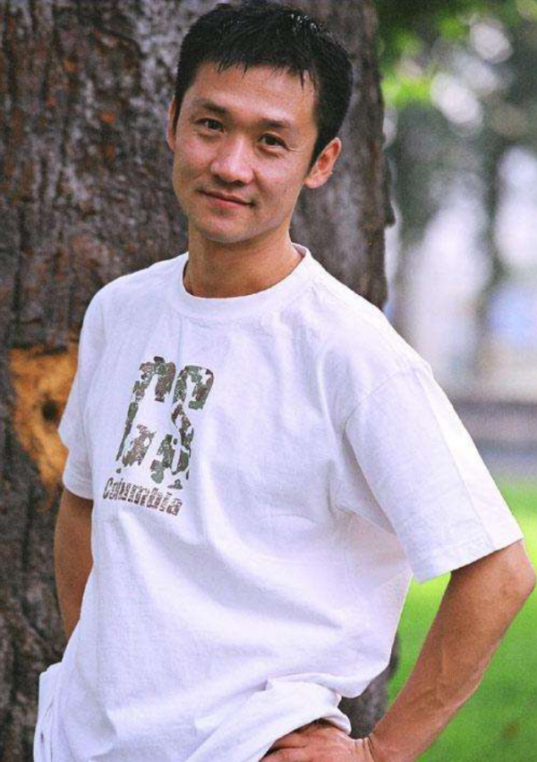 黃志忠：拋棄13年糟糠妻，愛上小3歲柯藍，52歲仍單身，他後悔嗎