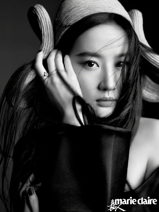 劉亦菲極簡風大片釋出 無袖針織衫&plus;皮褲酷颯利落