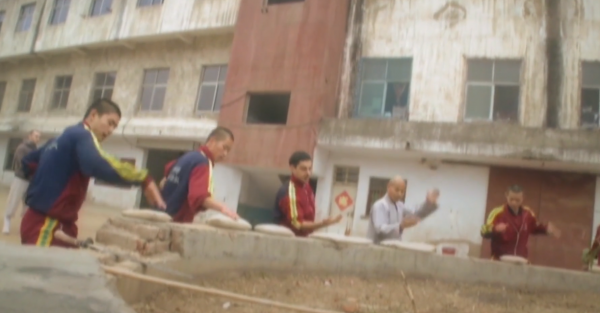 美國小哥挑戰少林功夫，被小師傅一拳打到鼻血長流，直言：太后悔