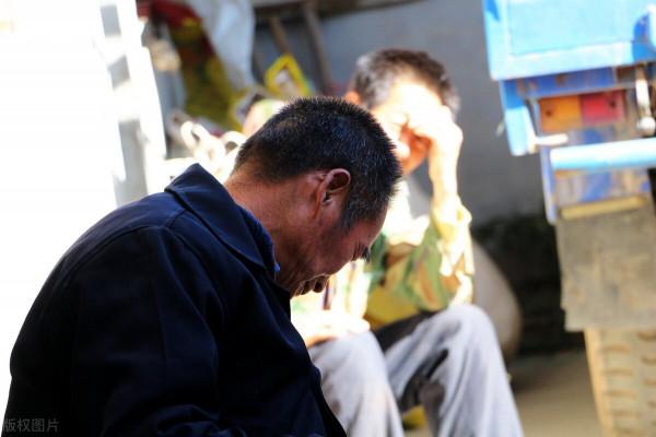 村子裡流浪的大黃狗,開始被村裡人追殺,最後成為狗王奮起反抗 村子裡流浪的大黃狗,開始被村裡人追殺,最後成為狗王奮起反抗