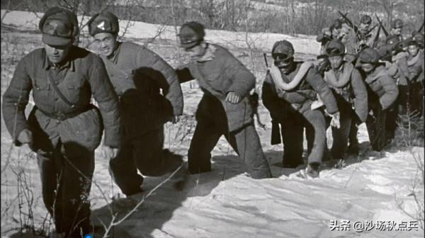 志願軍和美軍肉搏,美軍摸到志願軍的棉褲後,露出了敬畏的表情 志願軍和美軍肉搏,美軍摸到志願軍的棉褲後,露出了敬畏的表情