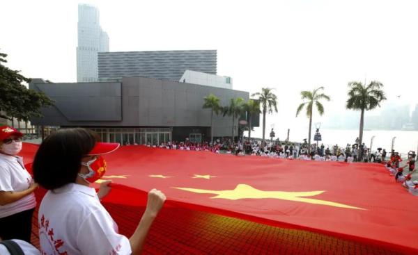 國慶第一天,香港大街小巷披上了“中國紅” 國慶第一天,香港大街小巷披上了“中國紅”