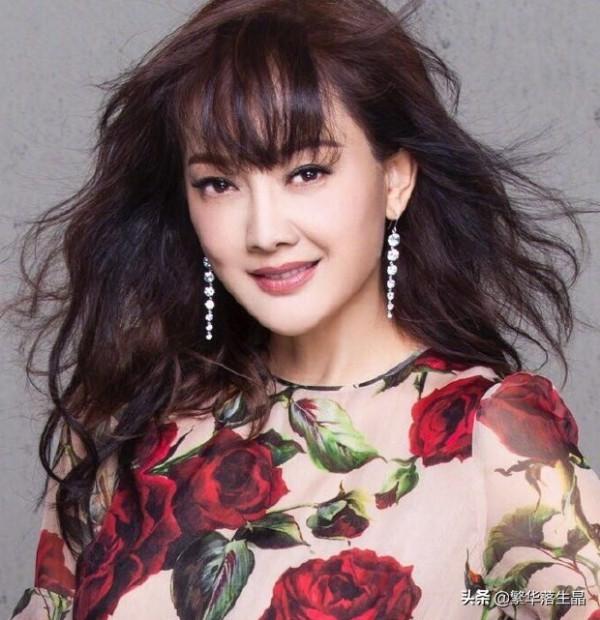 48歲牛莉曬出仨娃，兩兒一女為媽媽捏背捶腿，網友好奇仨娃的身份