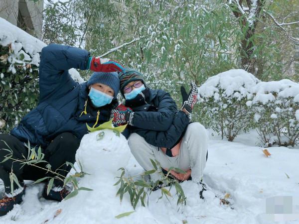 白百何罕見帶兒子出門，14歲元寶穿楊冪同款變潮男，越來越像媽媽