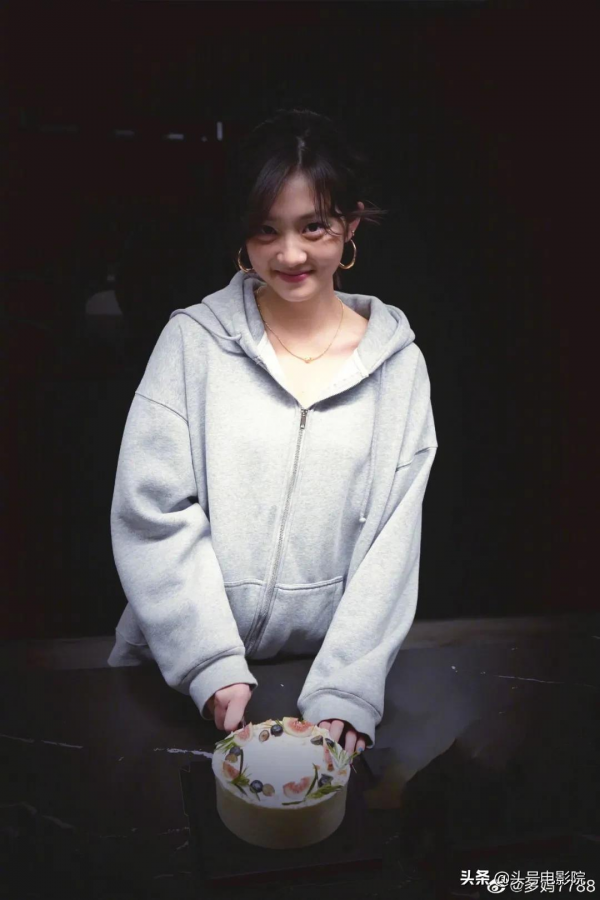 黃多多16歲戴金鍊塗眼影，爸爸萌娃早熟！曹格女兒11歲露肩畫眼線