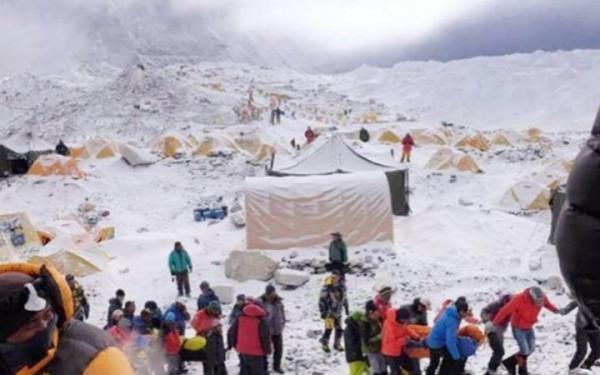 一對夫妻勇登珠穆拉瑪峰，妻子缺氧倒在歸程，她哀求道：別離開我