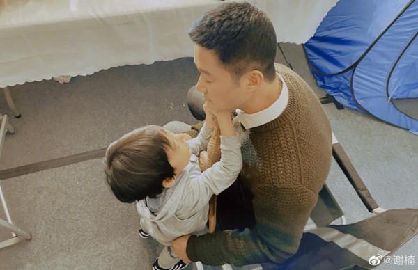 謝楠曬一家三口牽手背影照 吳京與兒子親密互動