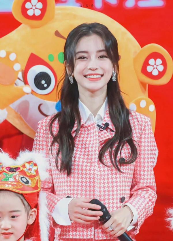 Baby這次終於不被罵了！成北京春晚代言人，穿粉色套裝可愛爆棚