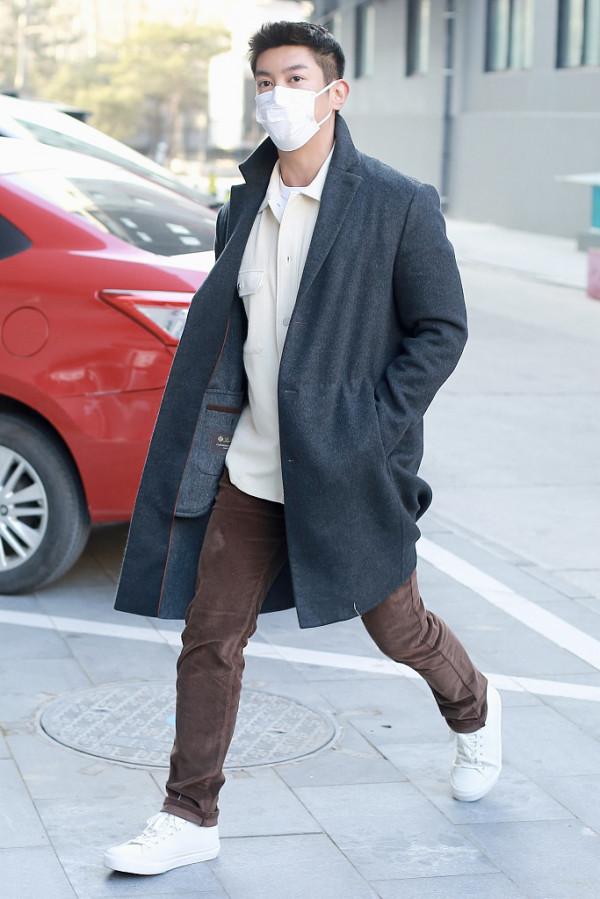 百花迎春晚會路透，被李易峰驚豔到了，黑白生圖也能穿成T臺模特