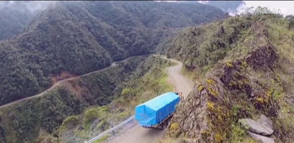 玻利維亞死亡公路：車輪裡懸崖只有幾十釐米，旁邊就是萬丈深淵
