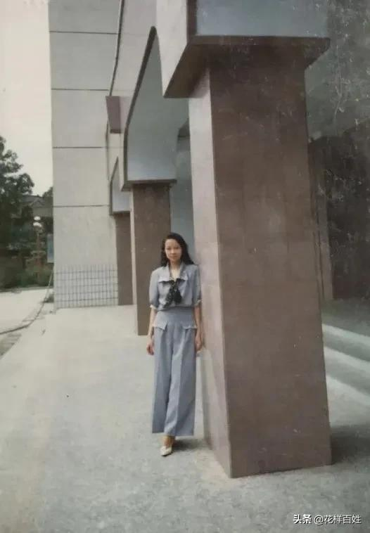 媽媽年輕時的顏值,驚豔了歲月,穿搭比我們更時髦 媽媽年輕時的顏值,驚豔了歲月,穿搭比我們更時髦