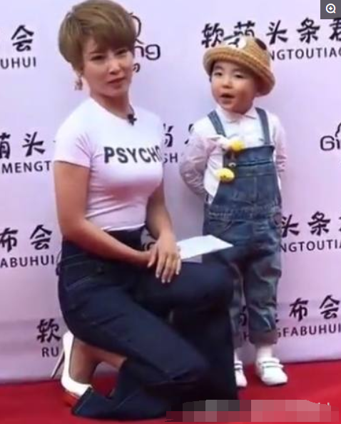 謝楠主持節目半蹲採訪小朋友，網友：真羨慕吳京擁有這樣的女人