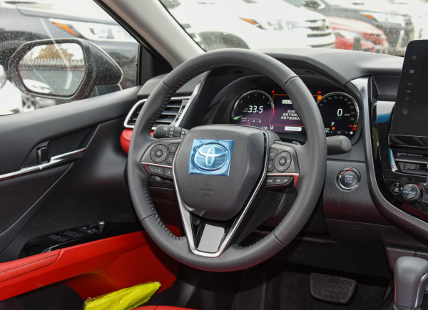 試完帕薩特，再試凱美瑞，發現德系和日系的定位，確實有所不同