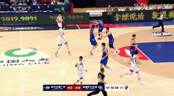 新疆隊的黑暗四分鐘，不斷犯錯誤，到底誰最應該擔責任