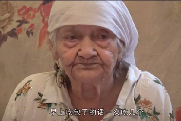 新疆“老壽星”135歲離世，愛喝礦泉水吃2樣東西，樂觀心態很重要