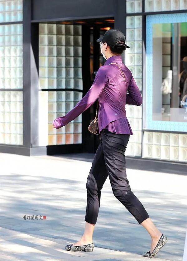 掩飾不住美麗的輕熟風格，女生淺口平底鞋時尚穿搭