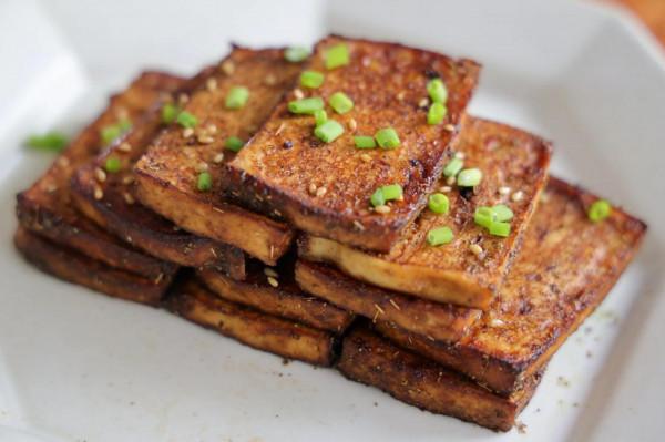 冬天要多吃豆腐，試試這個做法，比紅燒簡單，比麻辣更過癮