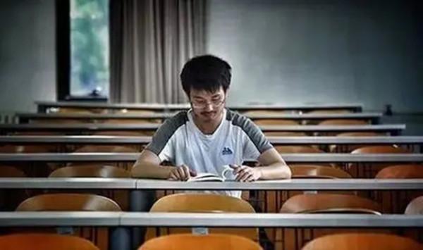 北大專業“六代單傳”,一人請假全院休息,畢業合影只有1名學生 北大專業“六代單傳”,一人請假全院休息,畢業合影只有1名學生