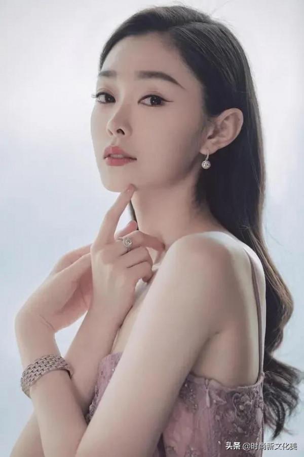 宋軼的氣質是與生俱來的，宋軼身上有種獨特的魅力和美麗