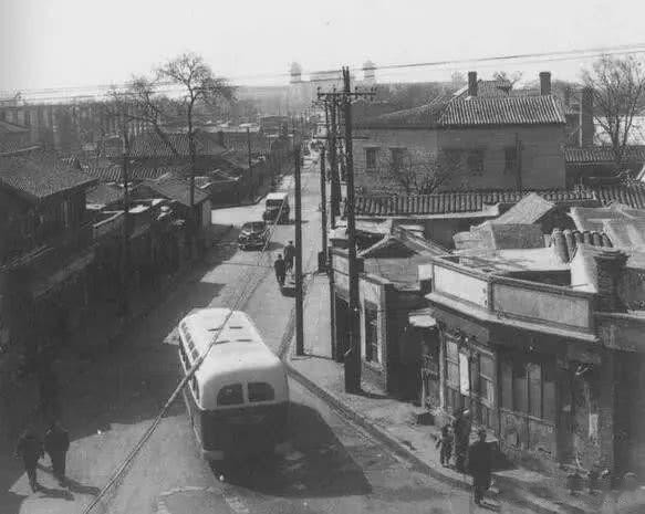 1961年卡車險些撞上週總理座駕,總理下令徹查:對方有意還是無意 1961年卡車險些撞上週總理座駕,總理下令徹查:對方有意還是無意