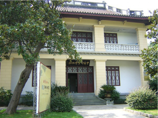 杜月笙愛女：在外漂泊半生，71歲回上海老宅，發現門匾中有驚喜