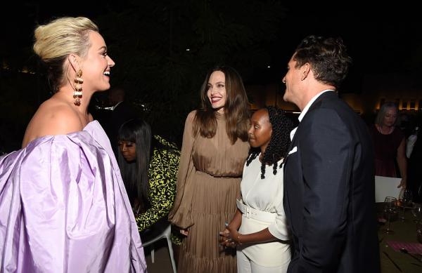 朱莉帶女兒閃耀紅毯!她塗大紅唇真驚豔,16歲非洲養女大額頭搶鏡 朱莉帶女兒閃耀紅毯!她塗大紅唇真驚豔,16歲非洲養女大額頭搶鏡