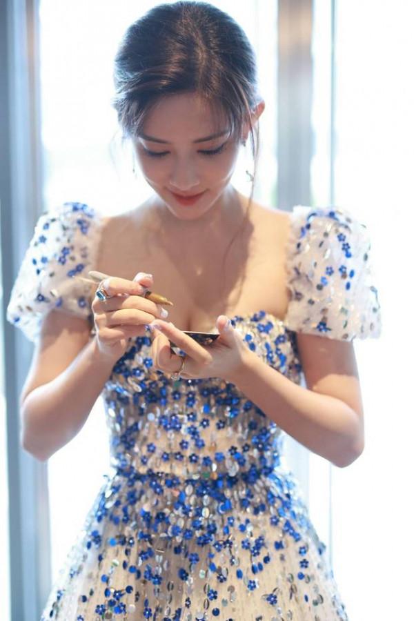 孟子義穿碎鑽小長裙美若天仙，誰能抵擋得住，堪比18歲的劉亦菲