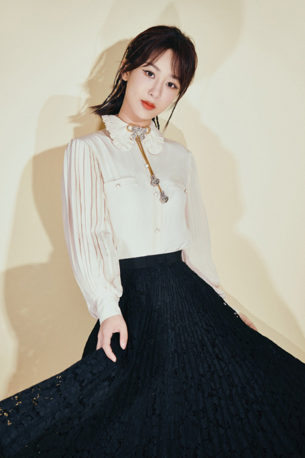 楊紫的臉蛋真挺飽滿的，但臉上泛油光，娃娃領造型看著很有文藝感