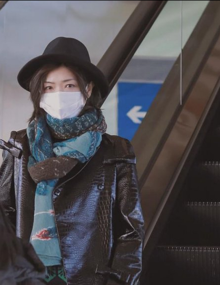 萬茜機場秀穿搭,高帽配鱷魚紋夾克好“叛逆”,像樂隊主唱嗎? 萬茜機場秀穿搭,高帽配鱷魚紋夾克好“叛逆”,像樂隊主唱嗎?