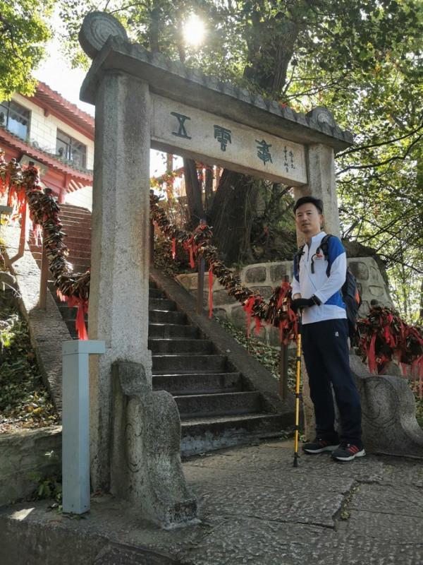 仙掌崖在華 山東 峰 仙掌崖在華 山東 峰